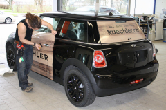 Car Wrapping bei pr-kreativ GmbH: Kuechler Mini Seite-Heck in Action