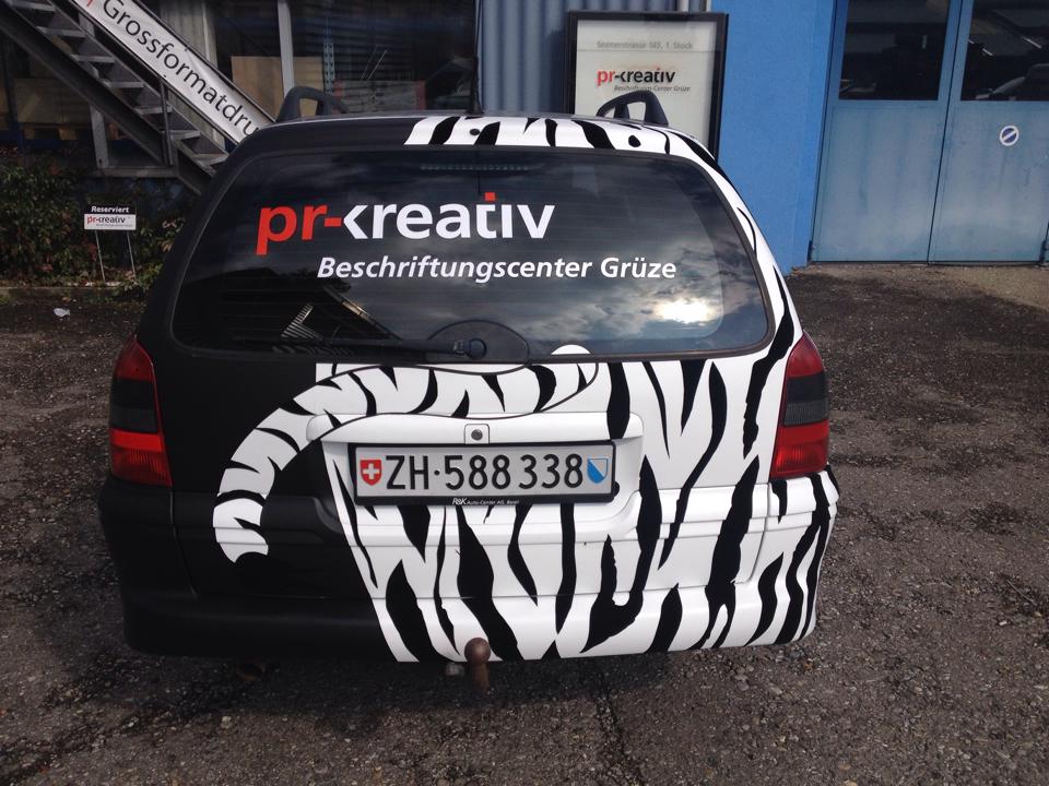 Car Wrapping bei pr-kreativ GmbH: PR-Kreativ Carwrapping Opel Vectra Zebra Heck